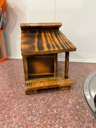 Casa de madera rústica con chimenea