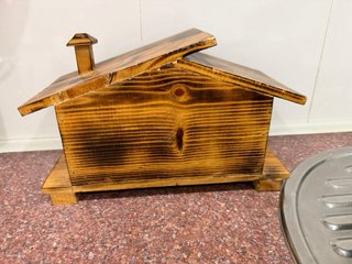 Casa de madera rústica con chimenea
