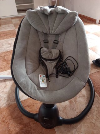 Mecedora bebé eléctrica con música.