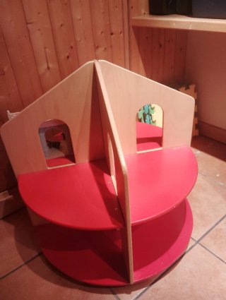 Casita de muñecas de madera valorada en 175€