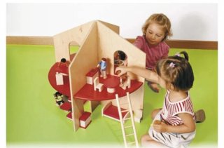 Casita de muñecas de madera valorada en 175€