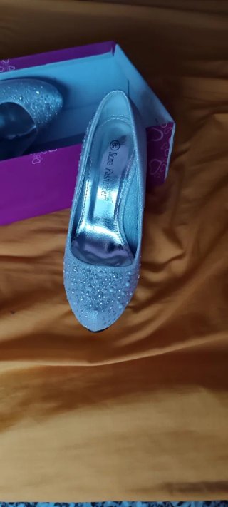 Zapatos de fiesta plateados con pedrería