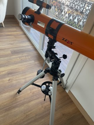 Telescopio naranja con trípode