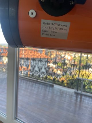 Telescopio naranja con trípode