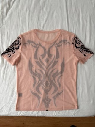 Camiseta rosa transparente con estampado tribal