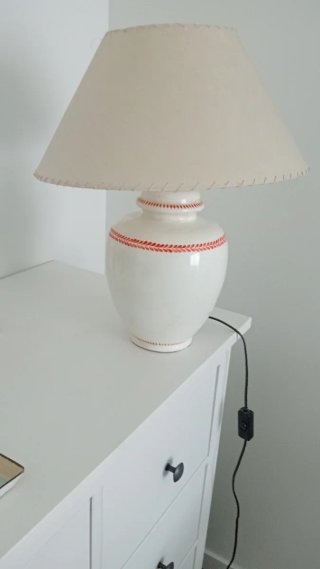 Lámpara de porcelana con detalles rojos