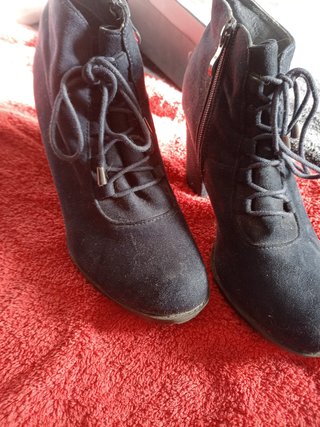 Botines negros con cordones y cremallera