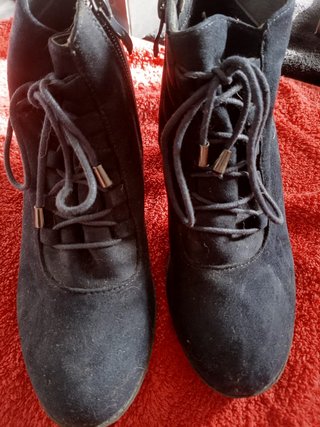 Botines negros con cordones y cremallera