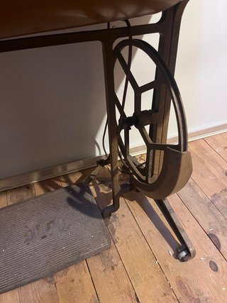 Máquina de coser antigua de madera y metal