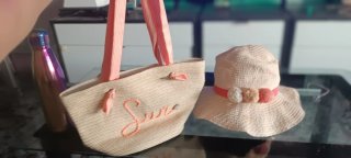 Bolso y gorro de playa beige y rosa