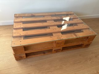 Mesa de centro de palets con cristal