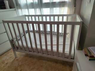 Cuna de madera con colchón