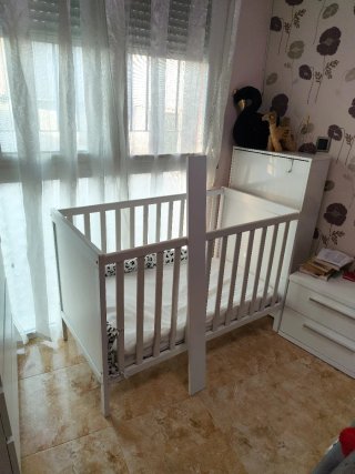 Cuna de madera con colchón