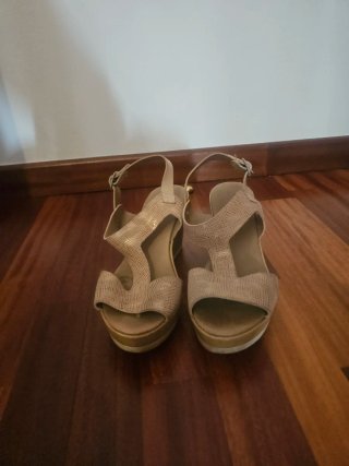 Sandalias de cuña azul y beige