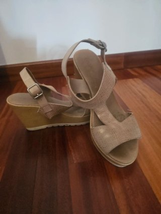 Sandalias de cuña azul y beige