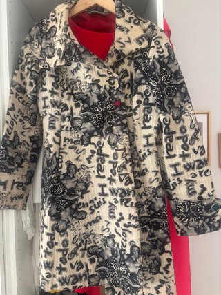 Abrigo estampado beige y negro