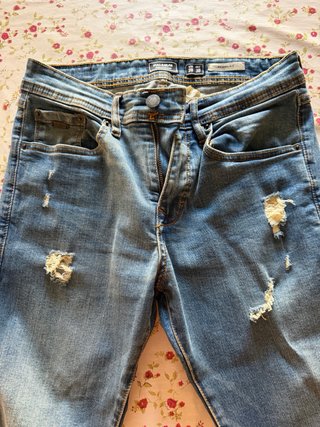 Pantalón vaquero Pull&Bear desgastado