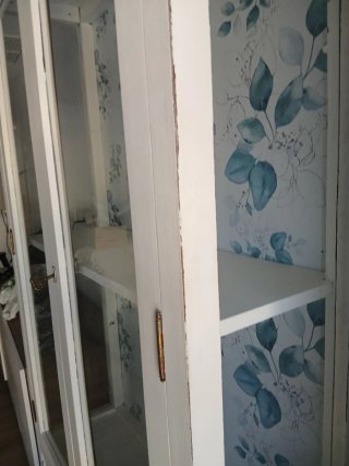 Vitrina madera efecto tiza con puertas de cristal