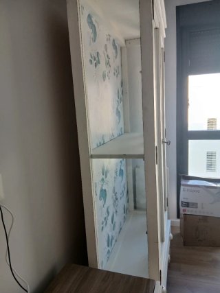 Vitrina madera efecto tiza con puertas de cristal