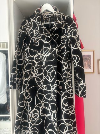 Abrigo negro con estampado blanco