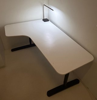 Mesa de escritorio blanca y negra