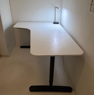 Mesa de escritorio blanca y negra
