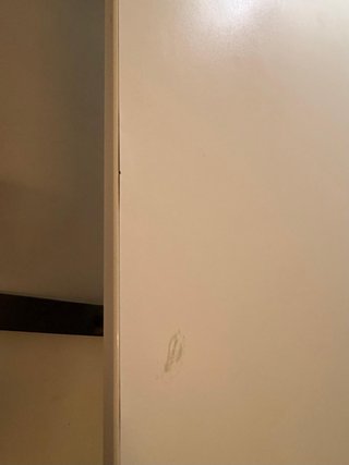 Mesa de escritorio blanca y negra