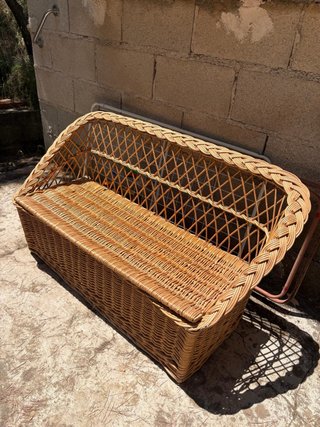 Baúl de mimbre con asiento