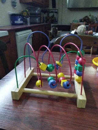 Juguete de madera con cuentas