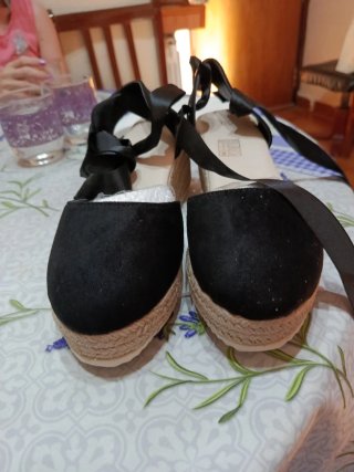 Zapatillas  de cuña negras con cuerdas