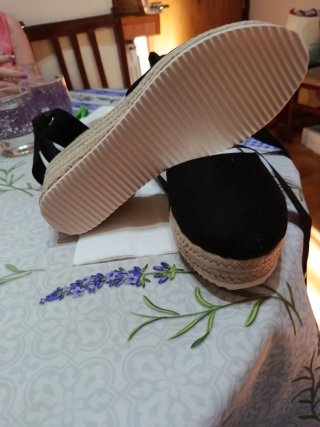 Zapatillas  de cuña negras con cuerdas