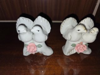 Diferentes figuras de porcelana y cerámica.