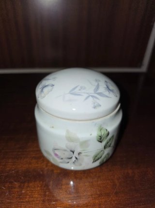 Diferentes figuras de porcelana y cerámica.