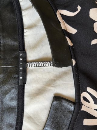 Sisley Vestito Nero con Scritta Rosa