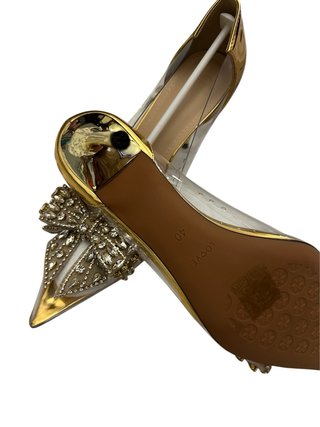Zapatos de tacón dorados con lazo