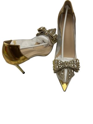 Zapatos de tacón dorados con lazo