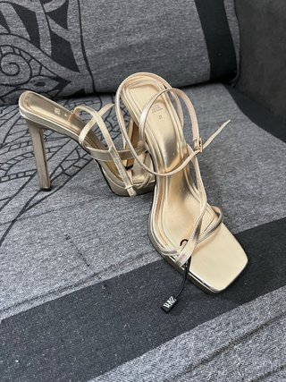 Sandalias tacón Zara doradas talla 39
