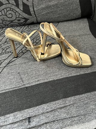 Sandalias tacón Zara doradas talla 39