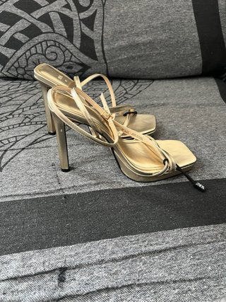 Sandalias tacón Zara doradas talla 39