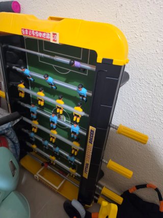 Futbolín de mesa amarillo y negro con patas