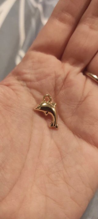 Ciondolo a forma di delfino dorato