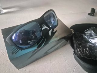Gafas de sol negras y azules
