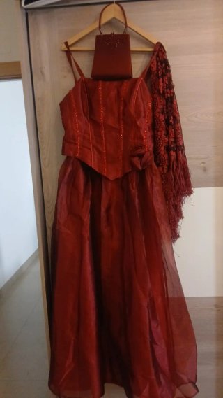 Vestido fiesta, fular y bolso rojo