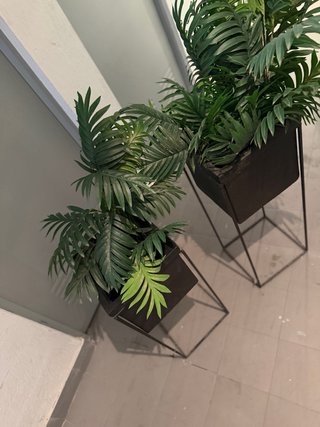 Macetas Maison du Monde con plantas artificiales