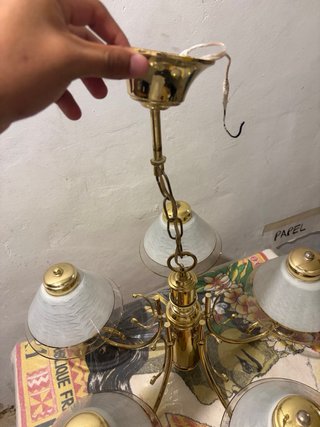 Lámpara de araña dorada y cristal