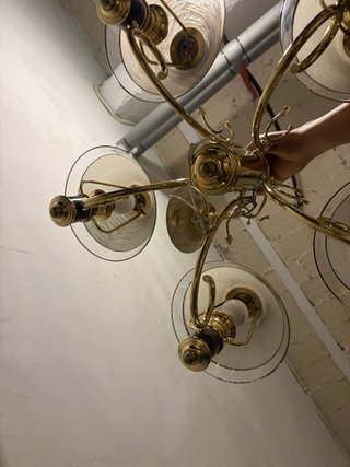 Lámpara de araña dorada y cristal