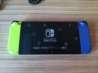 Nintendo Switch con complementos Azul y Amarillo.