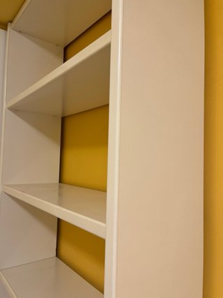 Estantería blanca con puertas y baldas