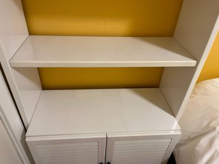 Estantería blanca con puertas y baldas