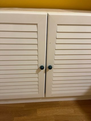 Estantería blanca con puertas y baldas